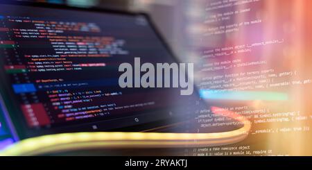 Entwickler, die im Büro an Websitecodes arbeiten. Stockfoto
