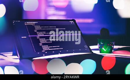 Analyse der Serverprotokolle. Nahaufnahme Entwicklung von Programmier- und Codierungstechnologien. Entwickler arbeiten an Websites Codes im Büro. Stockfoto