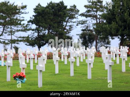 Colleville-sur-Mer, FRA, Frankreich - 21. August 2022: Amerikanischer Militärfriedhof und weiße Kreuze auf den Gräbern der Soldaten Stockfoto