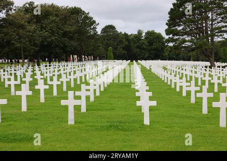 Colleville-sur-Mer, FRA, Frankreich - 21. August 2022: Amerikanischer Militärfriedhof und weiße Kreuze auf den Gräbern der Soldaten Stockfoto