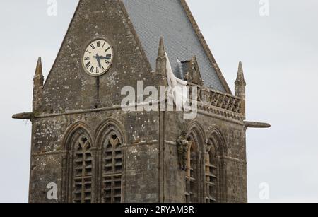 Sainte-Mere-Eglise, FRA, Frankreich - 21. August 2022: DDAY Memorial mit Fallschirmjäger auf dem Glockenturm Stockfoto