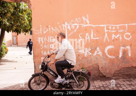 Einheimischer Mann auf dem Fahrrad in den Seitenstraßen von Marrakesch in Marokko März 2012 Stockfoto