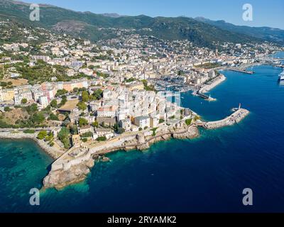 Blick aus der Vogelperspektive auf Bastia, seine Citadele und seinen Hafen auf der Insel Corse, Frankreich Stockfoto