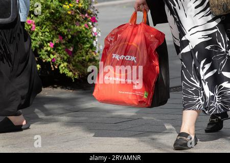 TK-Maxx Einzelhandels- und Heimbüro, preisgünstiges Bekleidungs- und Modegeschäft, Kunststofftaschen in Southport, Großbritannien Stockfoto