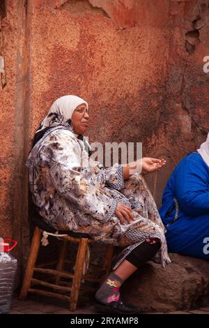 Die einheimische marokkanische Dame hält eine goldene Halskette aus Marokko März 2012 Stockfoto