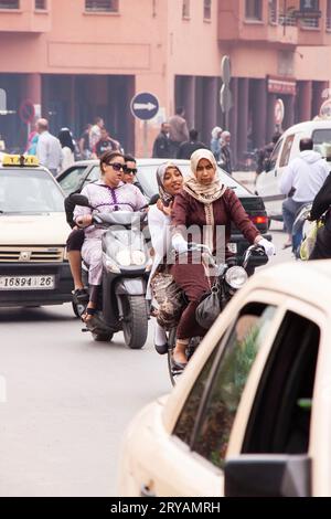 Verkehr und Reisen auf den Straßen von Marrakesch Marokko März 2012 Stockfoto
