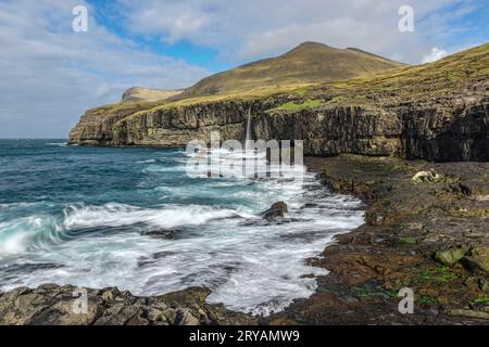 Der Wasserfall von Molin Beach auf Streymoy in der Nähe des Dorfes Eiði auf den Färöern Stockfoto