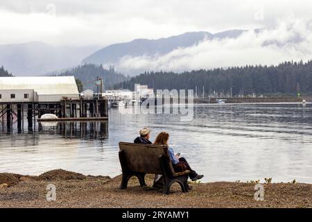 Ein Paar sitzt auf einer Bank und genießt die friedliche Aussicht in Hoonah, Alaska, USA Stockfoto