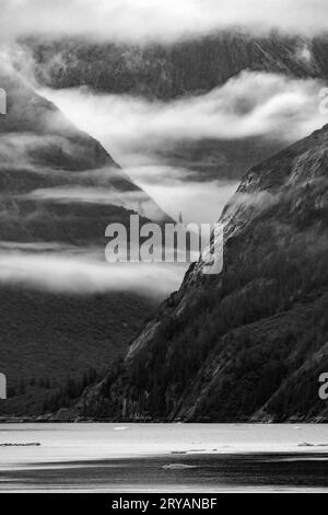 Dramatische Nebellandschaft im Tracy Arm Fjord in der Nähe von Juneau, Alaska, USA [B&W] Stockfoto