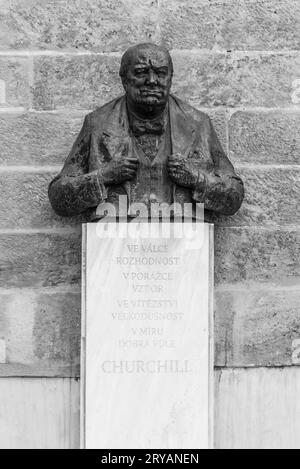 PRAG, TSCHECHISCHE REPUBLIK - 17. APRIL 2020: Winston Churchill-Büste in der Thunovska-Straße in Prag. Sir Winston Leonard Spencer Churchill war ein britischer Staatsmann und Premierminister des Vereinigten Königreichs während des Zweiten Weltkriegs. Stockfoto