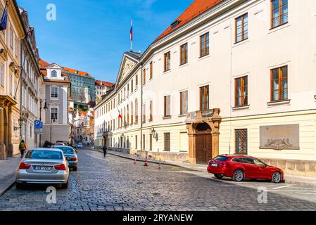 PRAG, TSCHECHISCHE REPUBLIK - 17. APRIL 2020: Eintritt zum Unterhaus des tschechischen Parlaments - Abgeordnetenkammer. Snemovni Straße in Prag, Tschechische Republik. Stockfoto