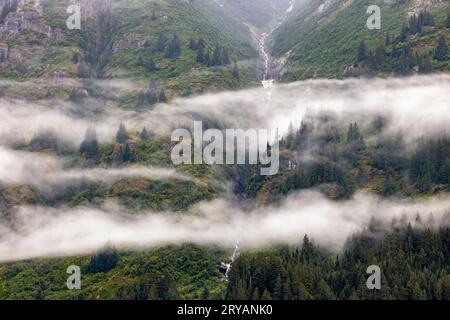 Dramatische Nebellandschaft im Tracy Arm Fjord in der Nähe von Juneau, Alaska, USA Stockfoto