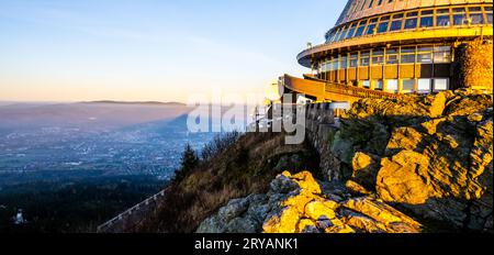 LIBEREC, TSCHECHISCHE REPUBLIK - 06. NOVEMBER 2020: Aussichtsterrasse im Jested Mountain Hotel. Sonniger Herbstabend Blick. Liberec, Tschechische Republik. Stockfoto