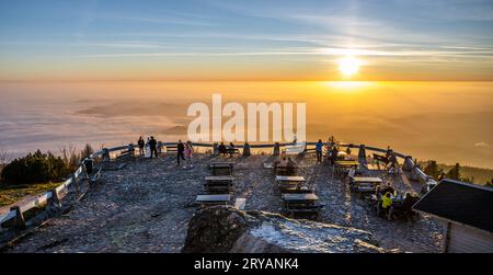 LIBEREC, TSCHECHISCHE REPUBLIK - 06. NOVEMBER 2020: Aussichtsterrasse im Jested Mountain Hotel. Sonniger Herbstabendblick auf Touristen und Sonnenuntergang. Liberec, Tschechische Republik. Stockfoto