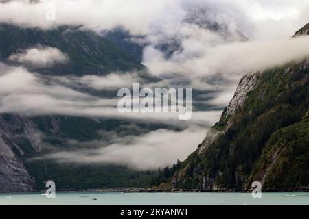 Dramatische Nebellandschaft im Tracy Arm Fjord in der Nähe von Juneau, Alaska, USA Stockfoto