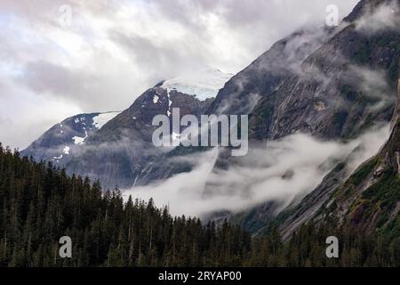 Dramatische Nebellandschaft im Tracy Arm Fjord in der Nähe von Juneau, Alaska, USA Stockfoto