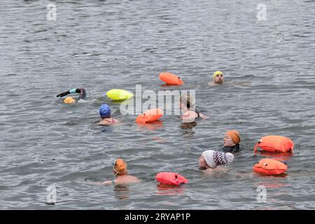 Bristol, Großbritannien. September 2023 30. Im Hafen von Bristol schwimmen die Menschen. Gegen eine geringe Gebühr, die die Kosten eines Rettungsschwimmers deckt, können Wildschwimmer zu den Gewässern im historischen Bristol Harbour fahren. Dies ist der zweite Prozess, der in Kürze beendet wird. Quelle: JMF News/Alamy Live News Stockfoto