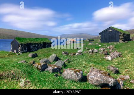 Traditionelle Bootshäuser am See Sørvágsvatn bei Sandavagur auf der Insel Vagar auf den Färöern Stockfoto