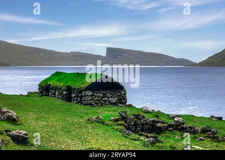 Traditionelle Bootshäuser am See Sørvágsvatn bei Sandavagur auf der Insel Vagar auf den Färöern Stockfoto