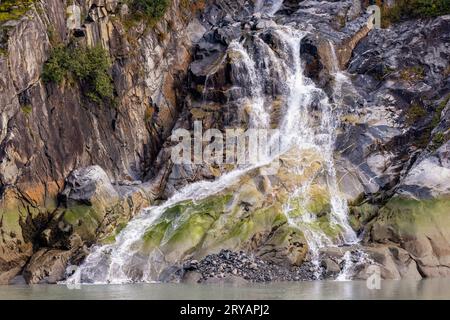 Wasserfall im Tracy Arm Fjord in der Nähe von Juneau, Alaska, USA Stockfoto