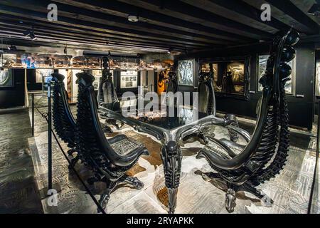 Harkonnen Chairs (Capo Hakoonen Chair) sind eine Serie von Möbelentwürfen von H. R. Giger. Sie waren aus Aluminium oder schwarzem Fiberglas gefertigt und ähneln einem menschlichen Skelett. Die Stühle wurden für eine unverarbeitete 1965 Filmverfilmung des Science-Fiction-Romans Dune von Frank Herbert entworfen, der in den 1970er Jahren von Alejandro Jodorowsky Regie führte Baron Harkonnen ist der Bösewicht in dem Roman. HR Giger Museum in Epagny Greyerz, Schweiz Stockfoto