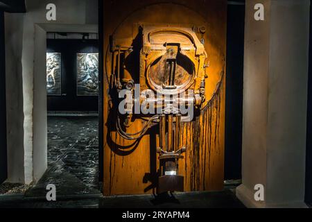 HR Giger Museum auf Schloss Saint Germain in Gruyeres. Das Museum zeigt eine große Anzahl von Gigers wichtigsten Werken aus den verschiedenen Schaffensperioden (Biomechanoid, Erotomechanik). Hier Abschnitt 71. HR Giger Museum in Epagny Greyerz, Schweiz Stockfoto