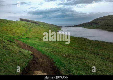 Überhängender See Sorvagsvatn von den Traelanipa Klippen in Vagar, Färöer Inseln Stockfoto