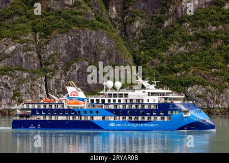 American Queen Voyages' Ocean Victory Kreuzfahrtschiff im Tracy Arm Fjord in der Nähe von Juneau, Alaska, USA Stockfoto