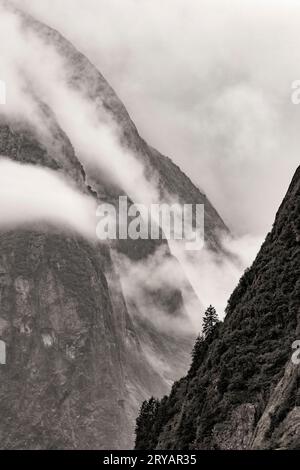 Dramatische Nebellandschaft im Tracy Arm Fjord in der Nähe von Juneau, Alaska, USA [B&W] Stockfoto