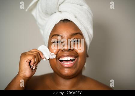 Glücklich kurvige afrikanische Frau mit Hautpflege Spa-Tag - Menschen Selbstpflege Lifestyle-Konzept Stockfoto