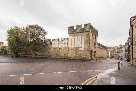 Teil der Mauern von Alnwick Castle in Alnwick, einer Stadt in Northumberland, Großbritannien. Stockfoto