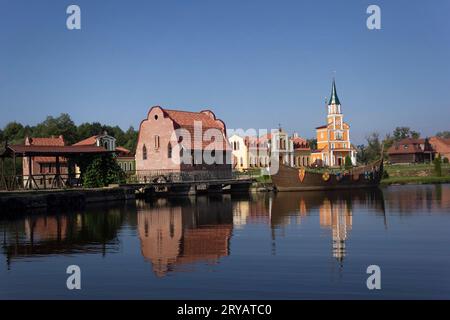 Park Museum of Interactive History Sula, Freizeitzentrum. Park-Museum der interaktiven Geschichte von Sula in Belarus bei Minsk. Belarus, 09.17.2023 Stockfoto