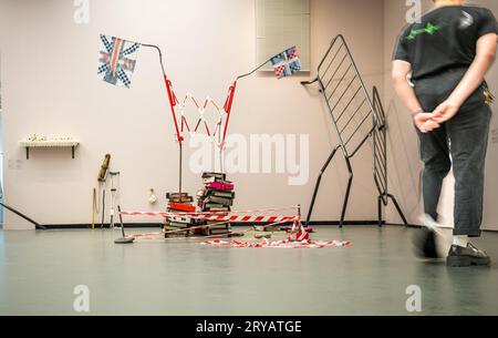 Ein Besucher betrachtet Arbeiten von Jesse Darling mit seiner Nominierung für den diesjährigen Turner Prize in der Towner Gallery, Eastbourne, East Sussex, Großbritannien. Stockfoto