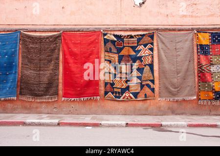 Hängende Teppiche in den Straßen von Marrakesch Marokko März 2012 Stockfoto