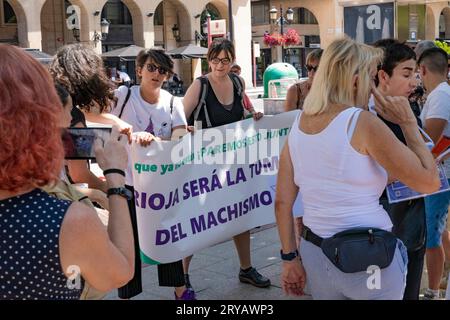 Logroño, La Rioja, Spanien - 09. Juli 2023. Protest gegen das sexistische Verbrechen in Logroño. Ein Mann syrischer Herkunft ersticht seine Frau und ersticht sie Stockfoto