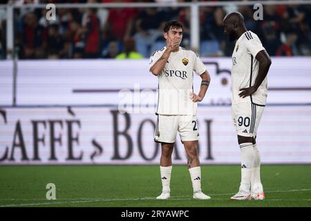 Paulo Dybala von AS Roma spricht mit Romelu Lukaku von AS Roma während des Fußballspiels Der Serie A zwischen Genua CFC und AS Roma. Stockfoto