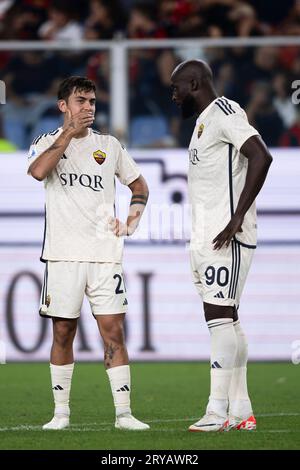 Paulo Dybala von AS Roma spricht mit Romelu Lukaku von AS Roma während des Fußballspiels Der Serie A zwischen Genua CFC und AS Roma. Stockfoto