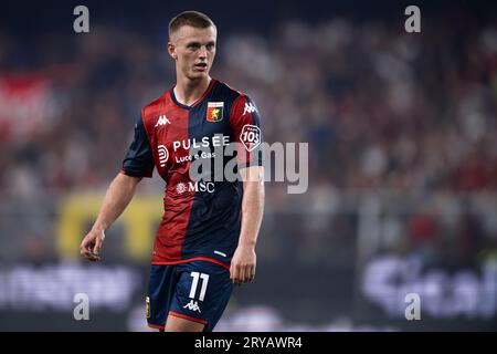 Albert Gudmundsson vom Genua CFC blickt auf das Fußballspiel der Serie A zwischen Genua CFC und AS Roma. Stockfoto