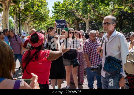 Logroño, La Rioja, Spanien - 09. Juli 2023. Protest gegen das sexistische Verbrechen in Logroño. Ein Mann syrischer Herkunft ersticht seine Frau und ersticht sie Stockfoto