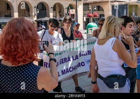 Logroño, La Rioja, Spanien - 09. Juli 2023. Protest gegen das sexistische Verbrechen in Logroño. Ein Mann syrischer Herkunft ersticht seine Frau und ersticht sie Stockfoto