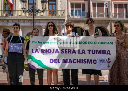 Logroño, La Rioja, Spanien - 09. Juli 2023. Protest gegen das sexistische Verbrechen in Logroño. Ein Mann syrischer Herkunft ersticht seine Frau und ersticht sie Stockfoto