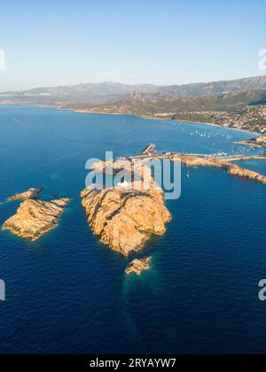 Luftaufnahme des Leuchtturms La Pietra und der Insel Ile Rousse auf der Insel Korsika, Frankreich Stockfoto