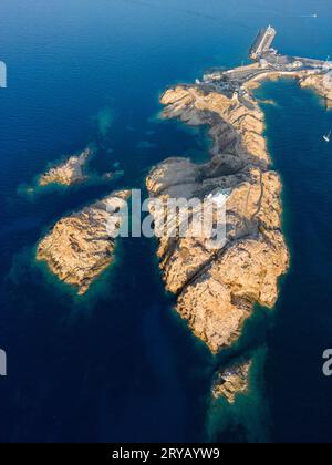 Luftaufnahme des Leuchtturms La Pietra und der Insel Ile Rousse auf der Insel Korsika, Frankreich Stockfoto