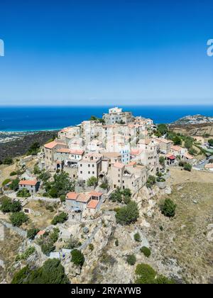Luftaufnahme des Dorfes Pietralta auf der Insel Korsika, Frankreich Stockfoto