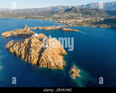 Luftaufnahme des Leuchtturms La Pietra und der Insel Ile Rousse auf der Insel Korsika, Frankreich Stockfoto