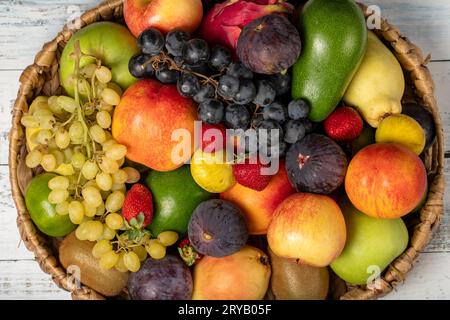 Frisches Obst im Korb. Verschiedene bunte Früchte. Draufsicht Stockfoto