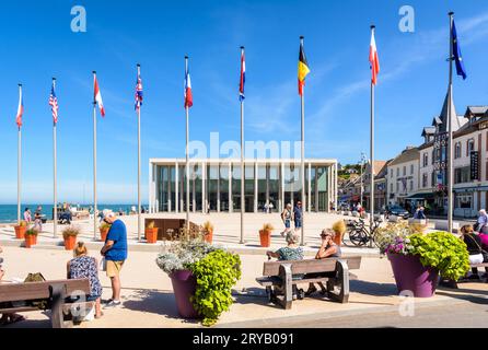 Vorderansicht des neuen D-Day-Museums in Arromanches, Frankreich, das im April 2023 eröffnet wurde und einen 1,5-stündigen Besuch der Landung in der Normandie im Zweiten Weltkrieg bietet. Stockfoto
