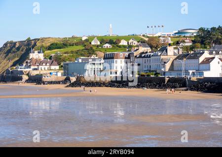 Allgemeiner Blick auf die Küste und den Strand von Arromanches, Frankreich, mit dem D-Day Museum, dem Arromanches 360 Kino und der Statue der Jungfrau Maria. Stockfoto