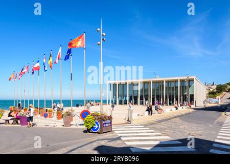 Allgemeiner Blick auf das neue D-Day Museum in Arromanches, Frankreich, das im April 2023 eröffnet wurde und einen 1,5-stündigen Besuch der Landung in der Normandie im Zweiten Weltkrieg bietet. Stockfoto