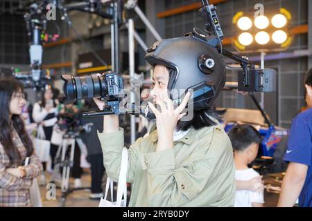 Peking, China. September 2023 30. Ein Besucher erlebt neue Aufnahmetechnik in der Qingdao Oriental Movie Metropolis in Qingdao, Ostchinas Provinz Shandong, 29. September 2023. Quelle: Xinhua/Alamy Live News Stockfoto